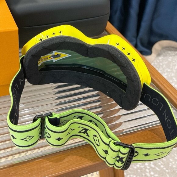 Louis Vuitton Ski Goggles with Monogram - Picture 2 of 5